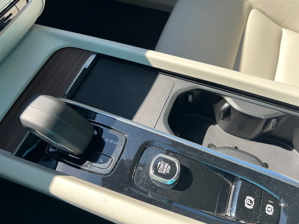 2022 Volvo XC60 B5 Momentum