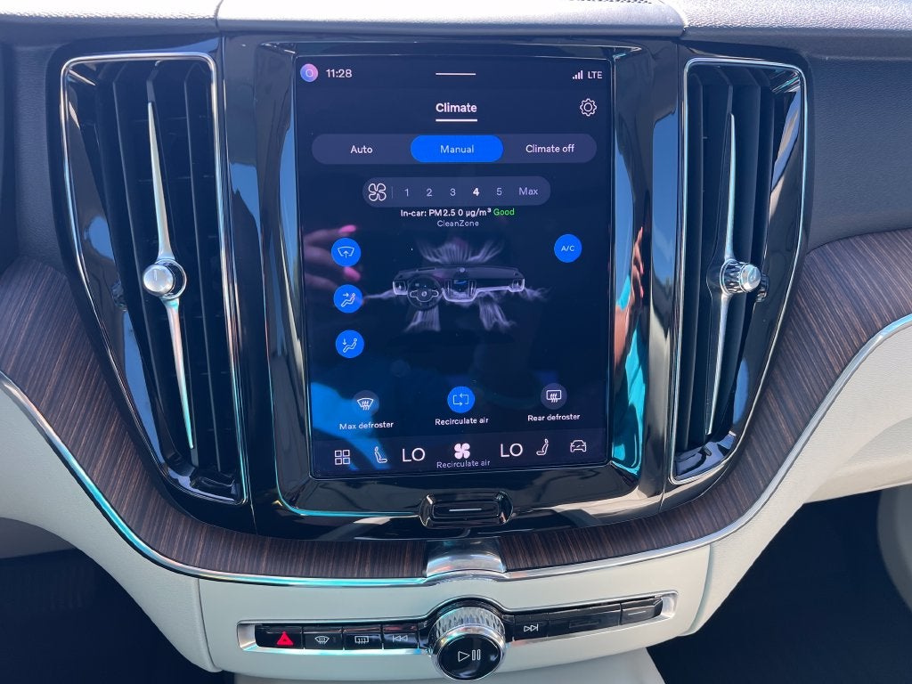 2022 Volvo XC60 B5 Momentum
