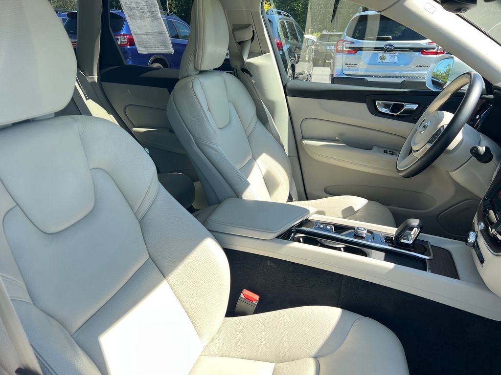 2022 Volvo XC60 B5 Momentum