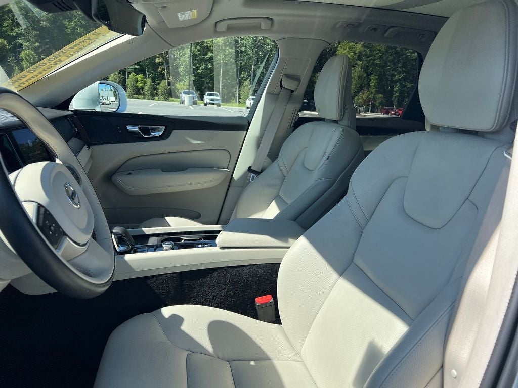 2022 Volvo XC60 B5 Momentum