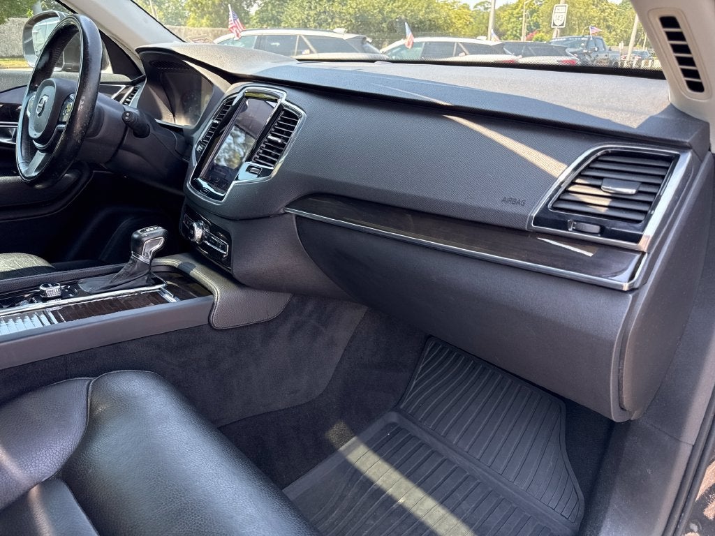 2017 Volvo XC90 T6 Momentum